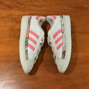 Adidas Kids - White Floral Superstar Trainers 20 toddler 9K